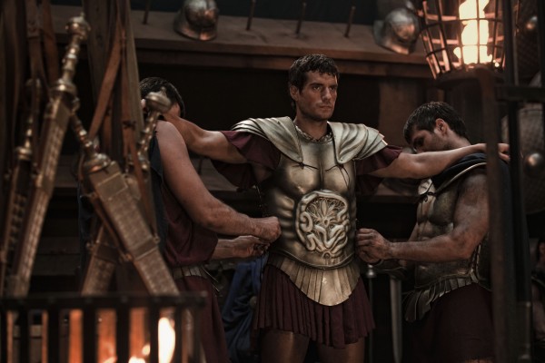Henry-Cavill-in-Immortals putting on battle armor