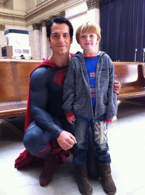 Henry-Cavill-as-Superman-posing-wth-boy