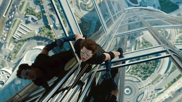 Tom Cruise in mission_impossible_ghost_protocol-Dubai tower photo