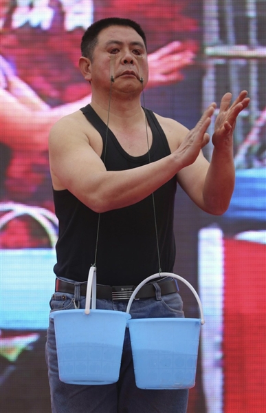 Chinese man eyelid weightlifting photo
