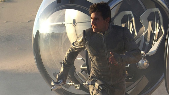 Tom Cruise running Oblivion photo