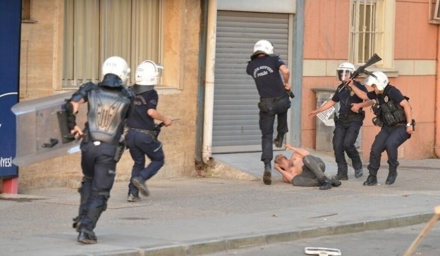 Turkey police attacking protester
