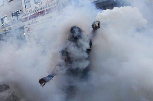 Turkey protests tear gas