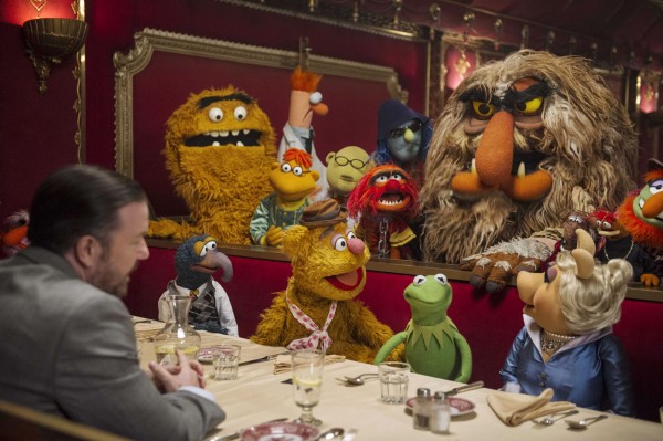 muppets-most-wanted-gonzo-fozzie-kermit-miss-piggy cast at table
