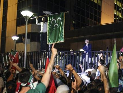 Protesters in Turkey storm the Israeli embassy and raise a Palestinian flag  photo/twitter