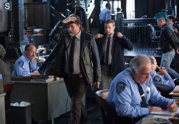 Ben McKenzie as Jim Gordon Donal Logue as Bullock Gotham ep 3 photo