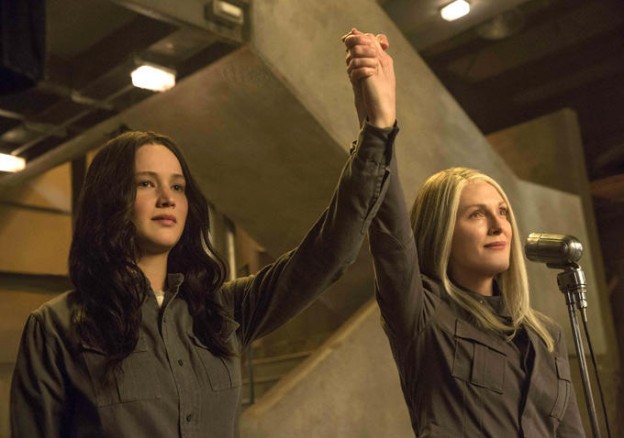 Jennifer Lawrence as Katniss with Julianne Moore as Coin Hunger games mockingjay photo