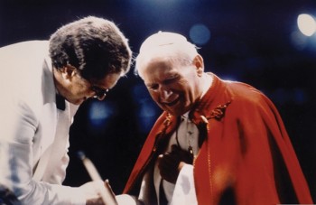 Sir Gilbert Levine, conductor of A Celebration of Peace Through Music, with Pope John Paul II    Photo credit: Courtesy of Sir Gilbert Levine