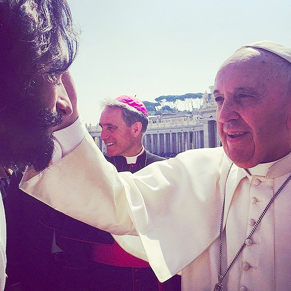 Rodrigo Santoro blessed by Pope Francis I  photo/ Nazanin Boniadi