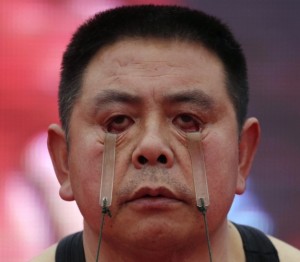 Wang chinese man eyelid weightlifting photo