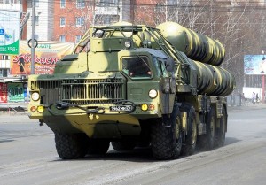 S-300 missile launcher on "parade" in Russia photo Archlinux via wikimedia commons
