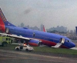 New York plane lands without front landing gear