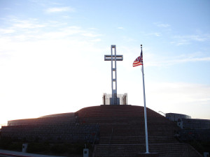 Mount_soledad cross at War Memorial photo by Jay Buffington public domain via wikipedia