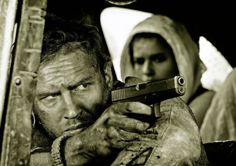 Tom Hardy Mad Max with gun Mad Max Fury Road photo