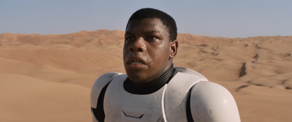 star-wars-the-force-awakens-John Boyega Stormtrooper in desert