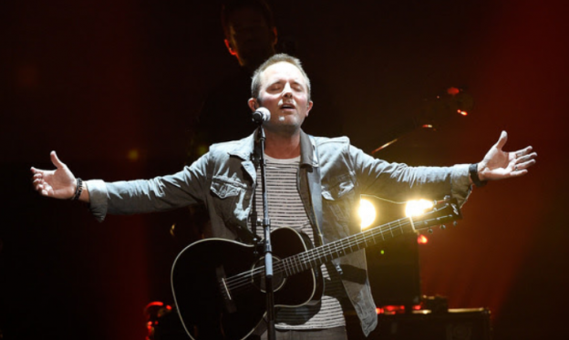 Male Artist of the Year winner Chris Tomlin performs "At The Cross (Love Ran Red)"  2015 K-Love Awards