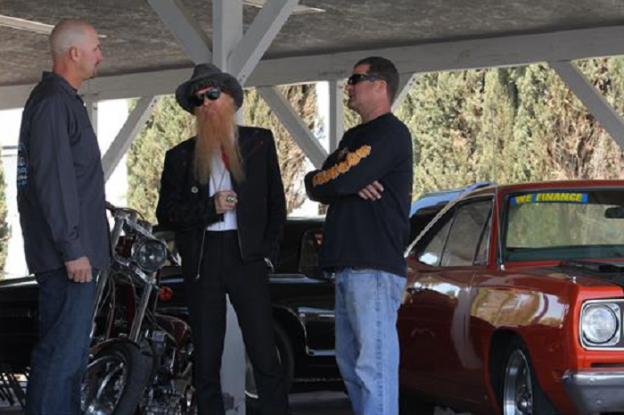 ZZ Top’s Billy Gibbons and hot rod builder Jimmy Shine (right) discuss costs at vehicle liquidators (Photo courtesy of Discovery)