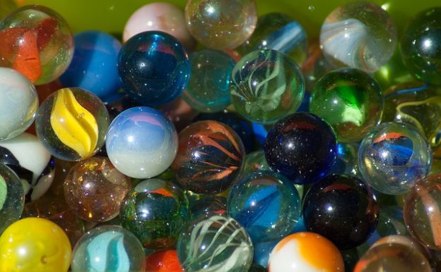 "Missing Marbles" are link "Missing Links"  photo/ jacqueline macou via pixabay